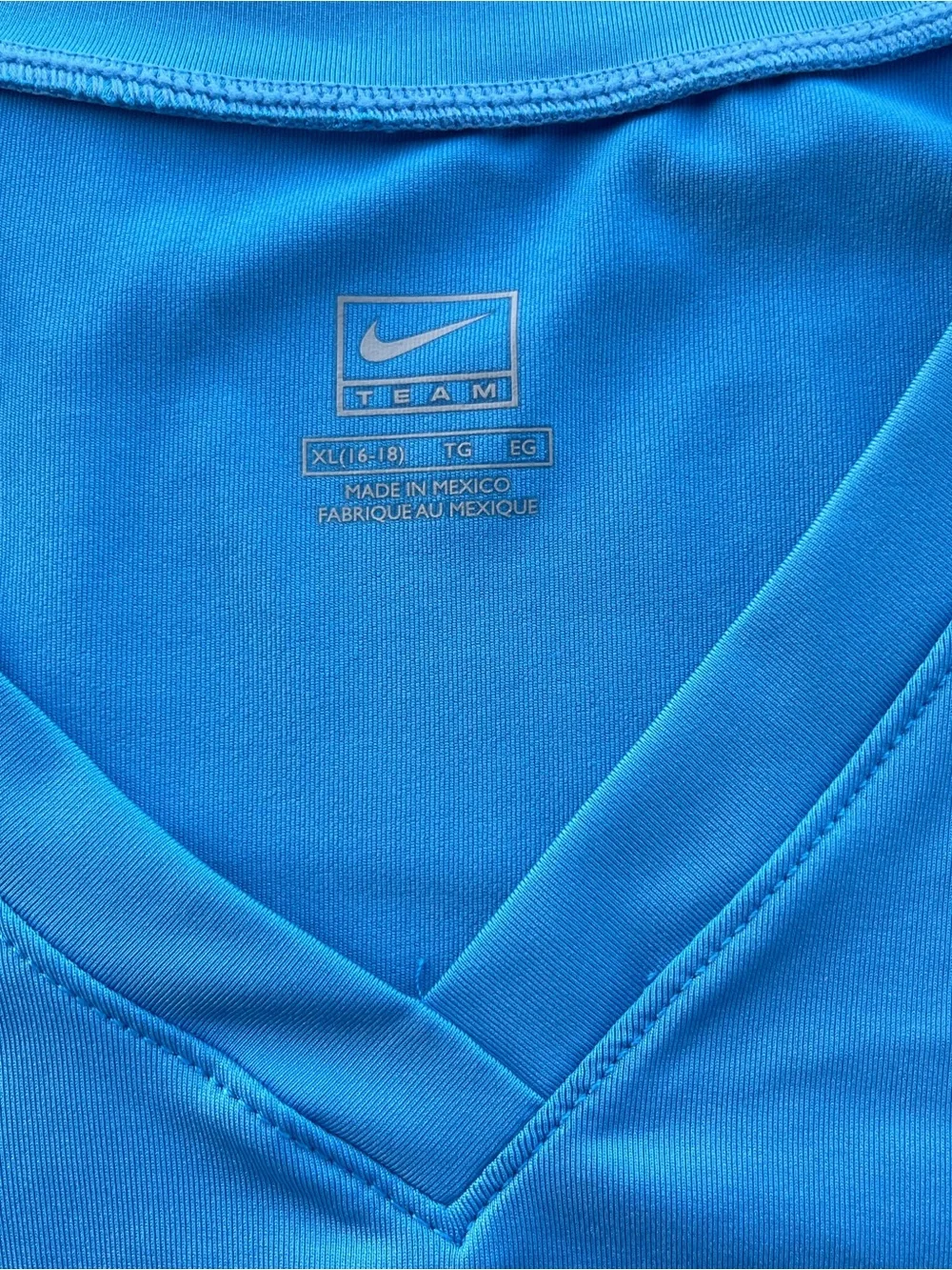 Nike Women's V-Neck Shirt in Beautiful Turquoise size XL